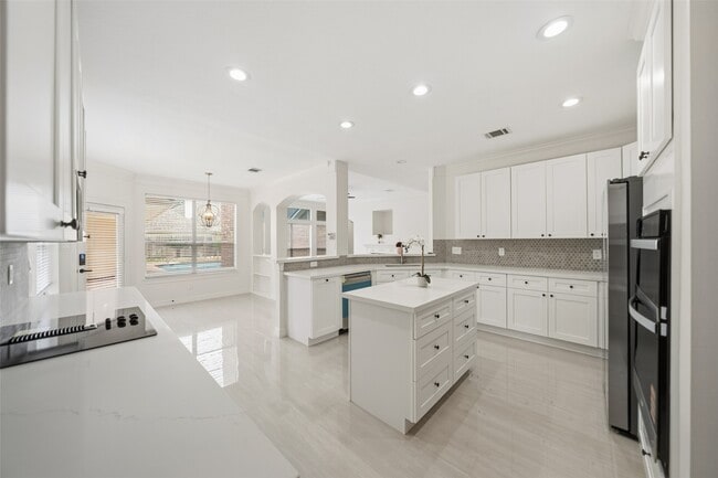 Building Photo - 5622 Lake Pl Dr