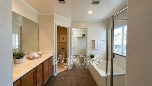 Building Photo - 564 Botan St