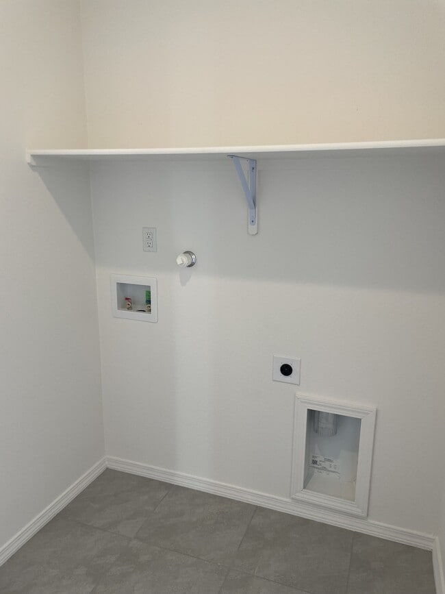 Building Photo - 4868 Longs Peak Rd NE