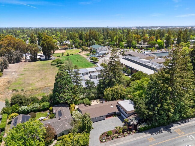 Building Photo - Spacious Menlo Park Retreat with 6 Bedroom...