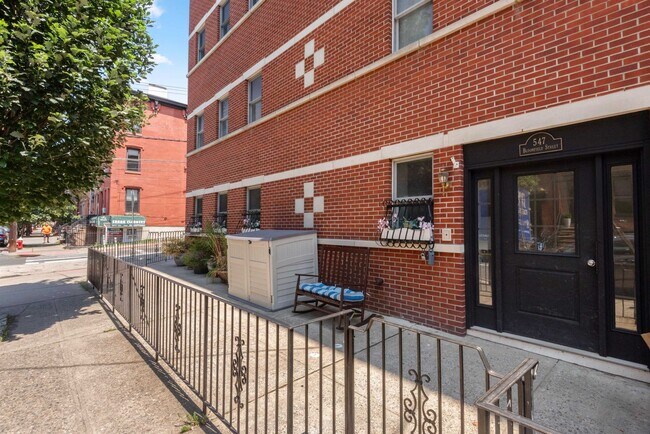 Building Photo - 547 Bloomfield St