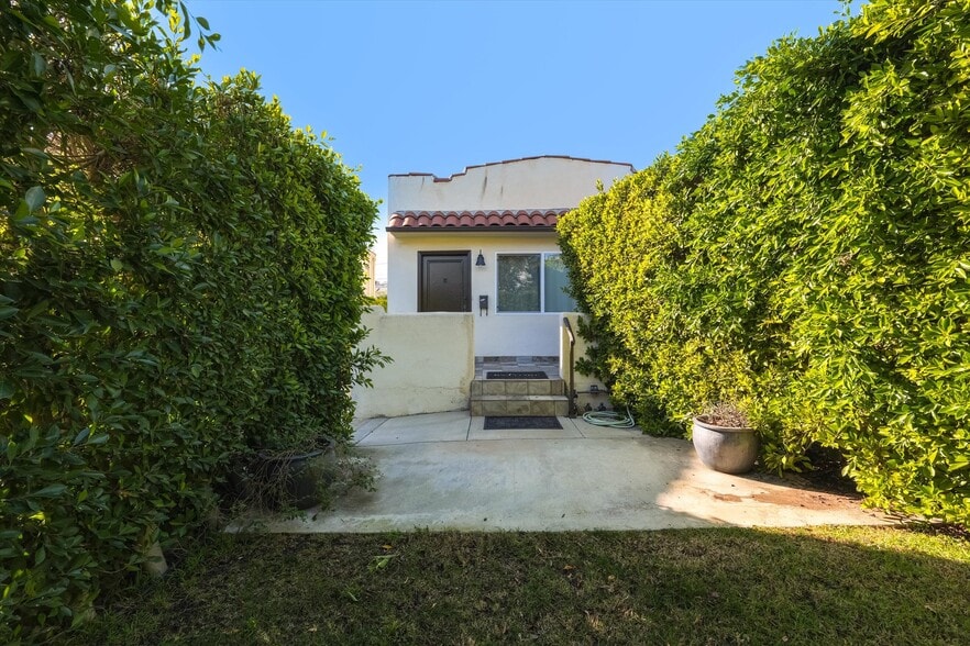 Building Photo - 809 N La Jolla Ave