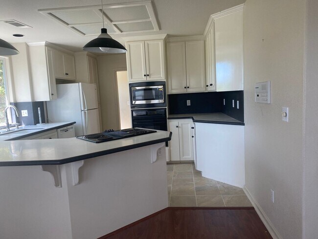 Building Photo - Beautiful Lakefront Home in the Vineyard! 55+ community