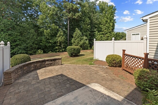 Building Photo - Gorgeous 3 Bedroom Townhome w/ Premium Finishes & Amenities - Pet Friendly!