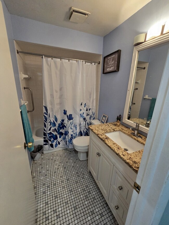 Guest/Hallway Bath - 152 SW 47th Ter