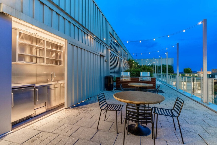 Building Photo - 900 10th St NW