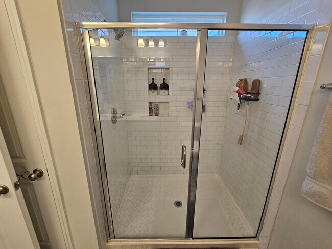 Building Photo - 819 Queenshire Ln