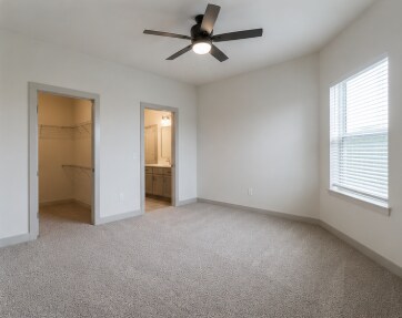 Building Photo - 1025 S Post Oak Ln