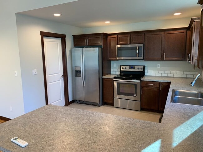 Building Photo - ***PENDING APPLICATION***Lovely 3 bedroom Home in Admirals Cove Community. Rare 6 Month Lease Ava...