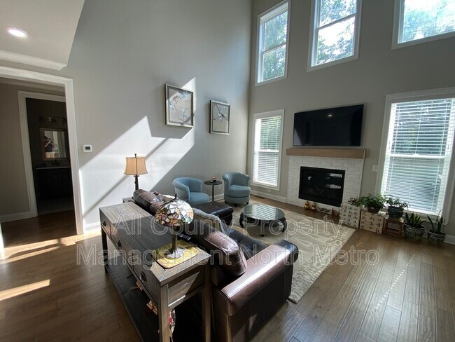 Building Photo - 6562 Creekview Cir