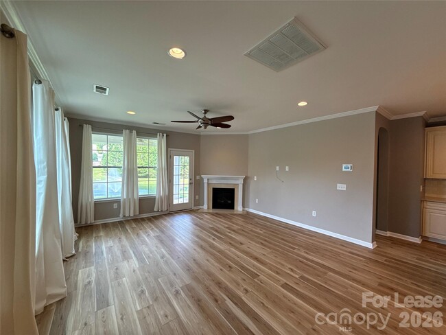 Building Photo - 5818 Glenmore Garden Dr