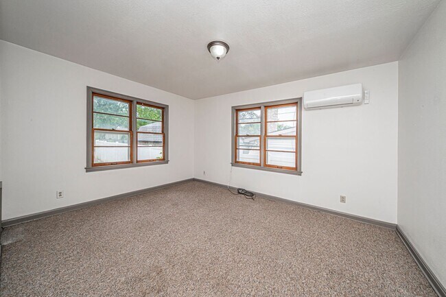 Building Photo - 411 W 5th St