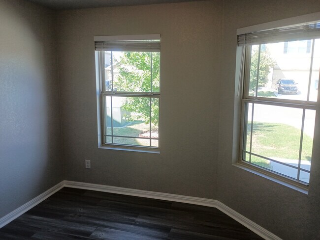 Building Photo - Room in House on Dashmoor Creek