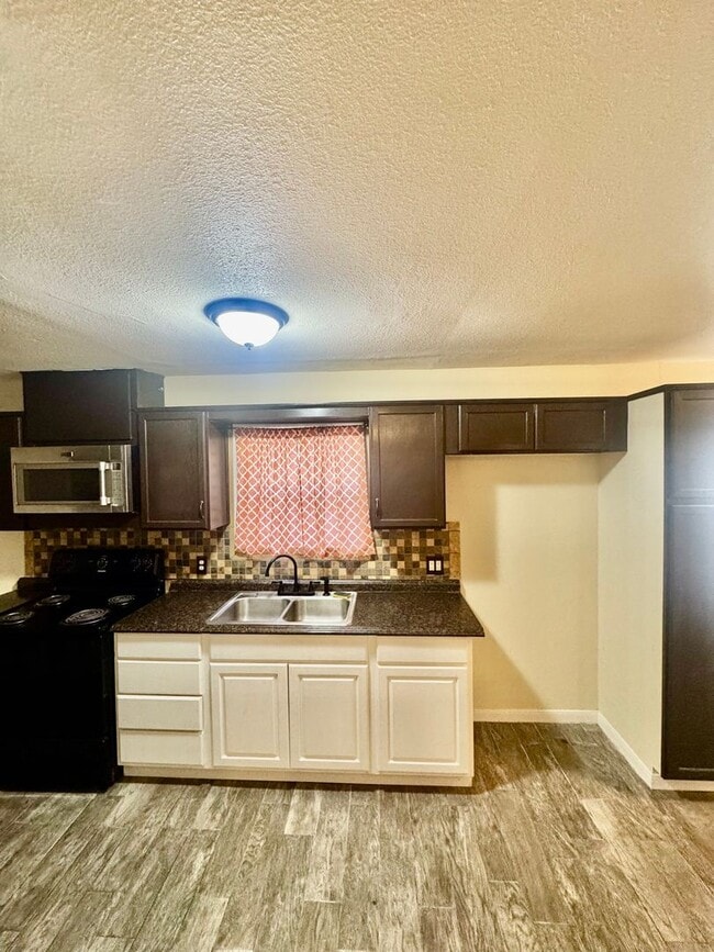 Building Photo - Lexington Subdivision-3/2-Move in ready! Call and schedule today!