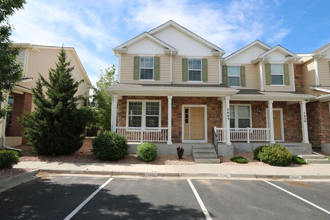 Primary Photo - Large End Unit Town Home! 3Bd/2.5ba/AC, 15...