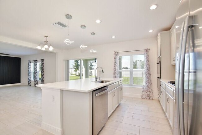 Building Photo - Stylish and Spacious 3/2.5 Home with No Re...
