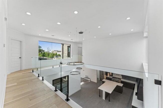 Building Photo - 10070 Cedardale Dr