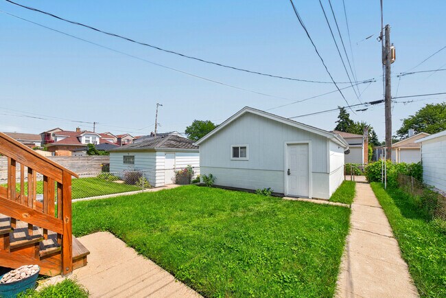 Building Photo - 3953 N Oleander Ave