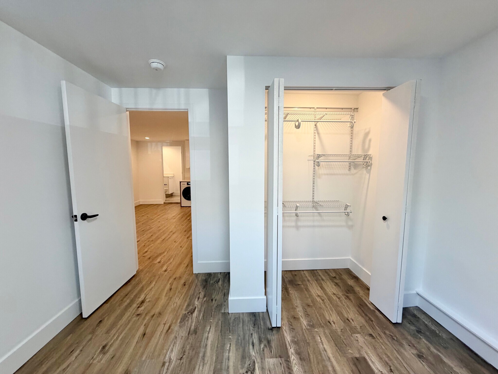 Building Photo - 940 W Carmen Ave