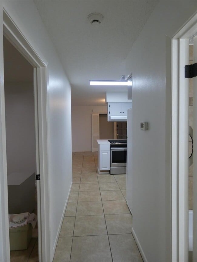 Building Photo - 2203 Western Trails Blvd