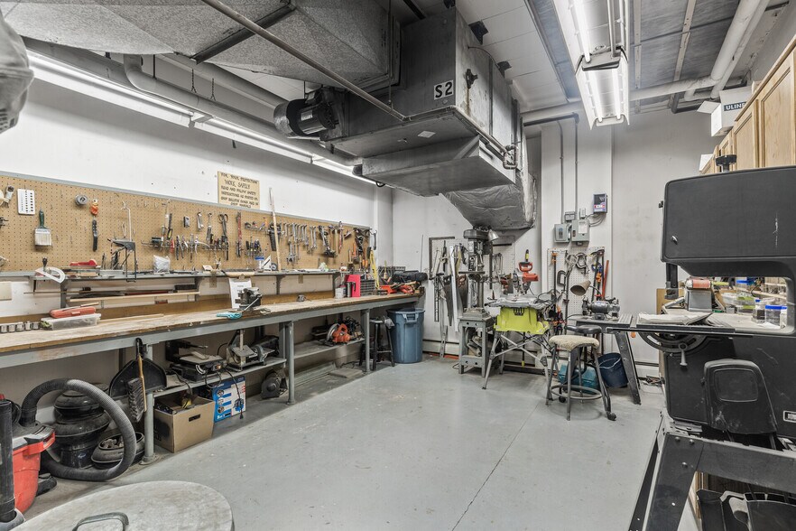 Woodworking room - 6615 Lake Shore Dr S