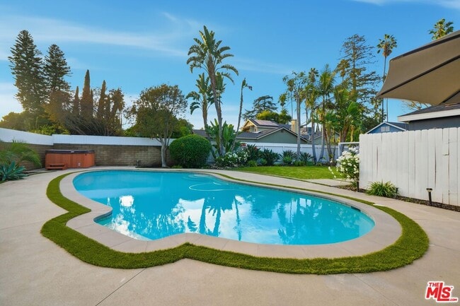 Building Photo - 15040 Hamlin St