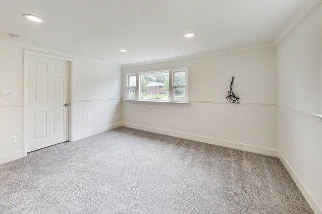 Building Photo - 5 Bed / 3 Bath / deep lot/ 2 driveways and...