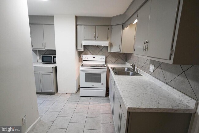 Building Photo - 231 Newton St