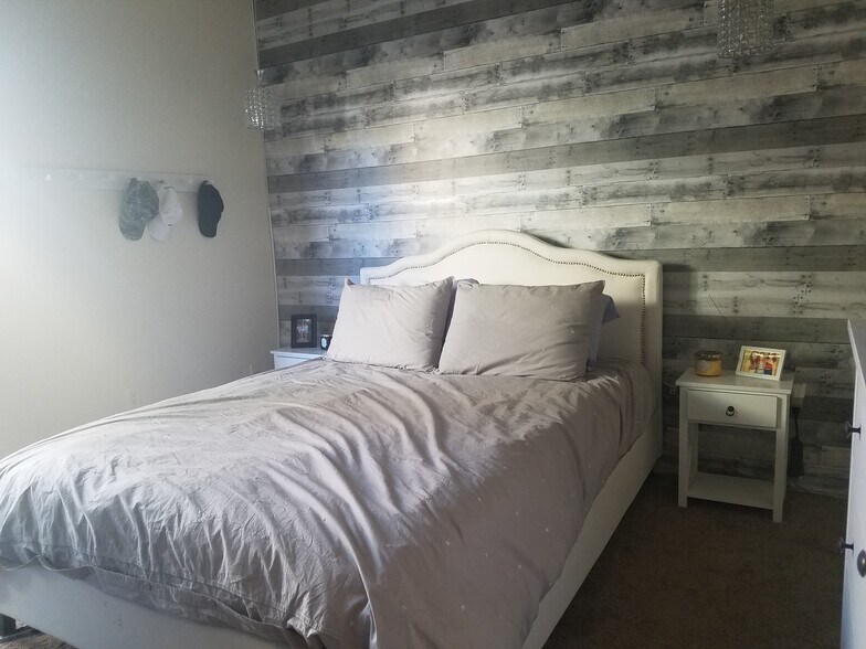 Bedroom - 1409 E Elm St