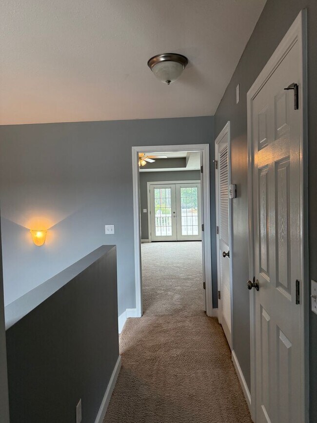 Building Photo - Available NOW -111 Peregrine Way