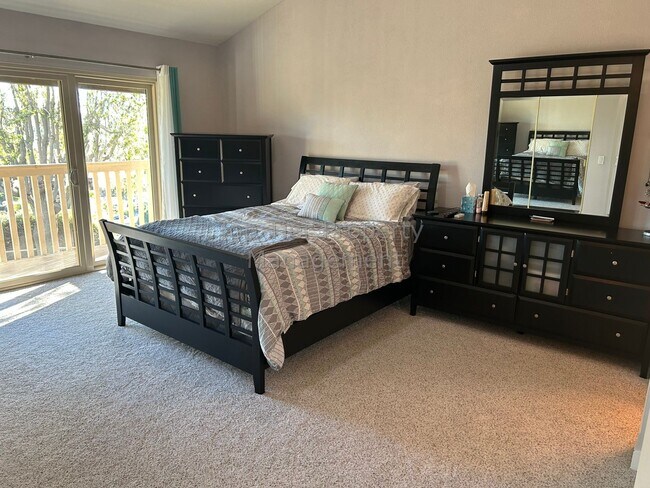 Building Photo - Beautiful 3 bed / 2.5 bath Townhome in Carlsbad