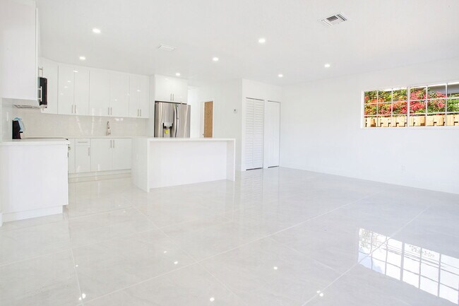 Building Photo - 17600 NE 2nd Ct