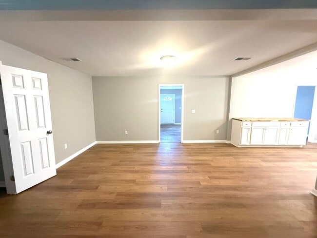 Building Photo - ** 6 Bed 2 Bath located off Wares Ferry ro...
