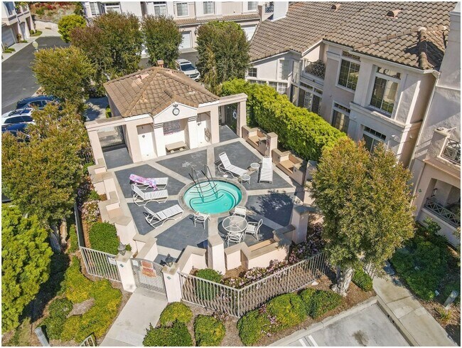 Building Photo - 2 Bedroom Condo in the Breakers!