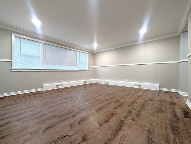 Building Photo - 300 S Austin Blvd