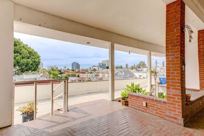 Building Photo - 288 S Coronado St