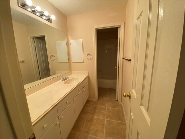 Building Photo - 215 W New Meadows Dr