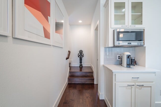 Building Photo - 2 Bed Option in East Dallas Townhome off Greenville Lakewood Neighborhood