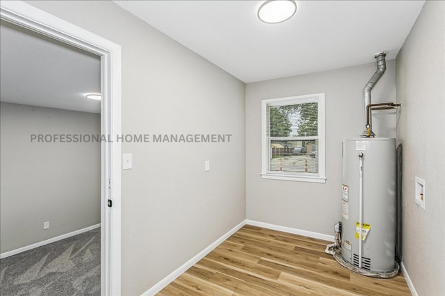 Building Photo - 4 bedroom/ 2 bath home on a spacious half-...