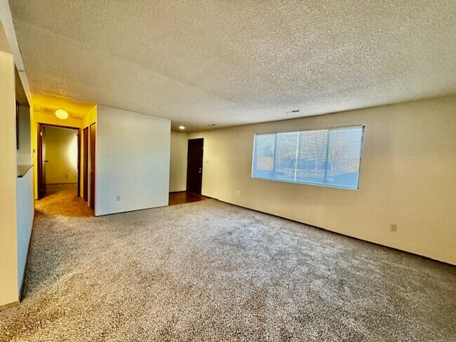 Building Photo - 1211 W Ivy Ave