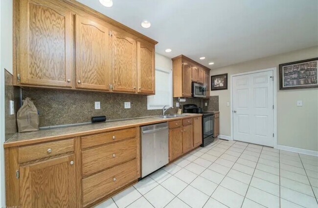 Building Photo - 119 Bluff Ct