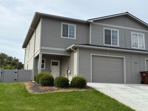 Building Photo - 7415 Saddlebrook Lp