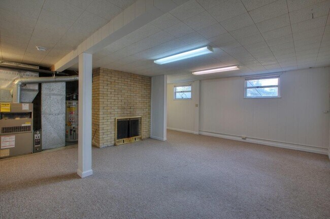 Building Photo - Convenient Location in Renton * Open House Sunday July 5th, 11:00am *