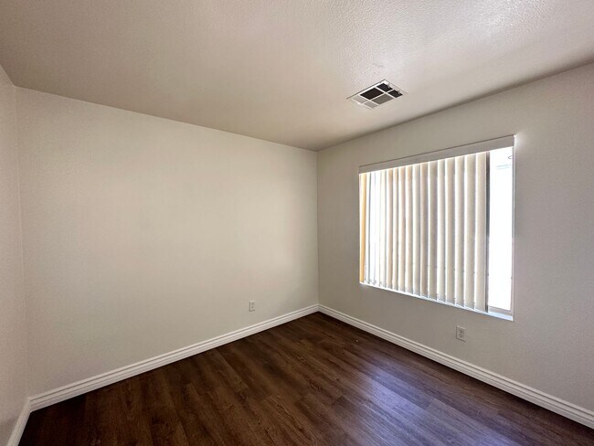 Building Photo - Decatur & Blue Diamond