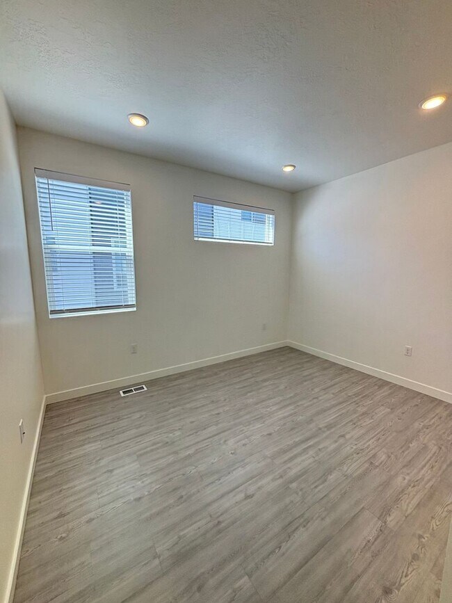 Building Photo - Your Fresh Start Awaits! 4 Weeks Rent Free + $0 Down Deposit OAC | 3 Bed Townhome in South Ogden