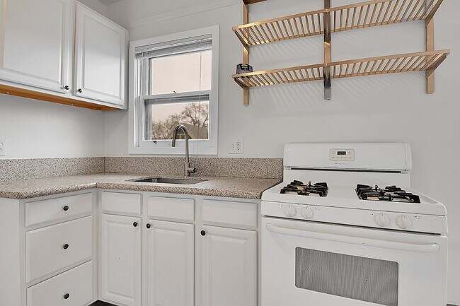 Building Photo - $1,475, 1 bed, 1 bath located in Denver