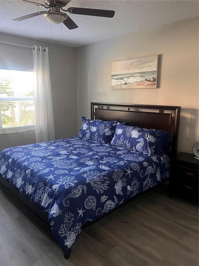 Building Photo - 400 N Riverside Dr