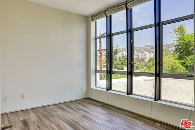 Building Photo - 825 Kings Rd
