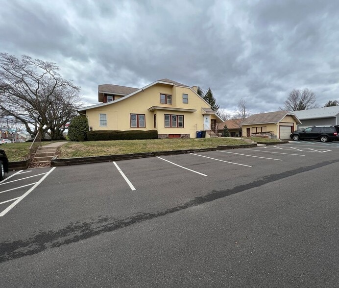 Building Photo - 1411 Welsh Rd