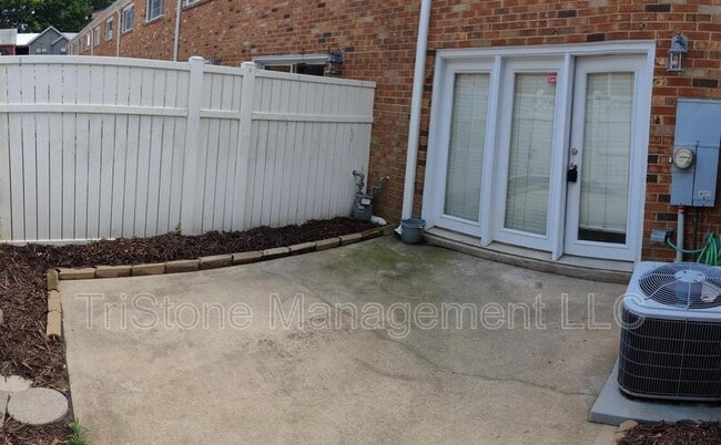 Building Photo - 1210 Green Oaks Ln